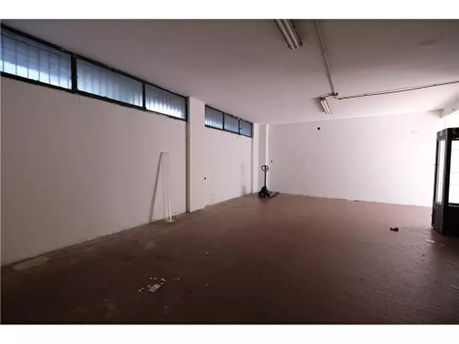 Immagine 17 di Negozio in affitto  a Firenze