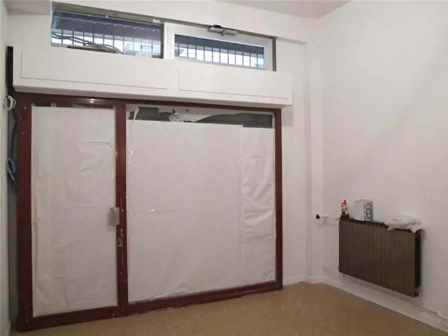 Immagine 11 di Negozio in affitto  a Firenze