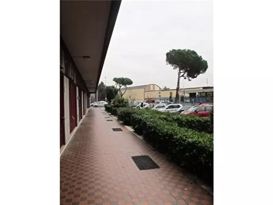 Immagine 15 di Negozio in affitto  a Firenze