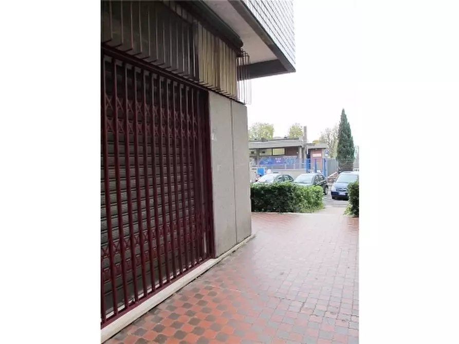 Immagine 18 di Negozio in affitto  a Firenze