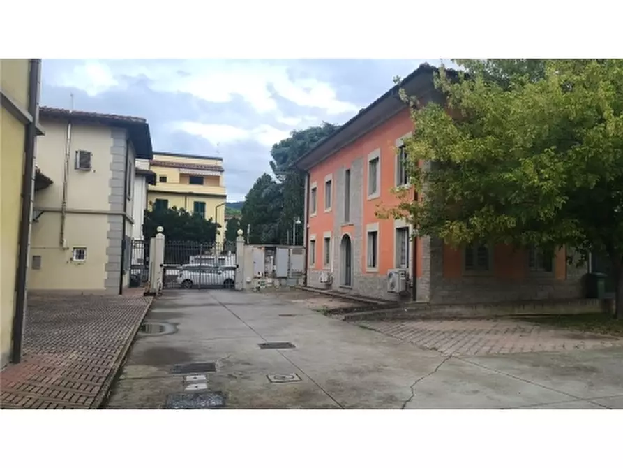 Immagine 1 di Negozio in affitto  a Sesto Fiorentino