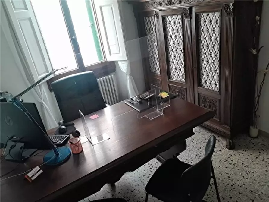 Immagine 1 di Negozio in affitto  a Firenze