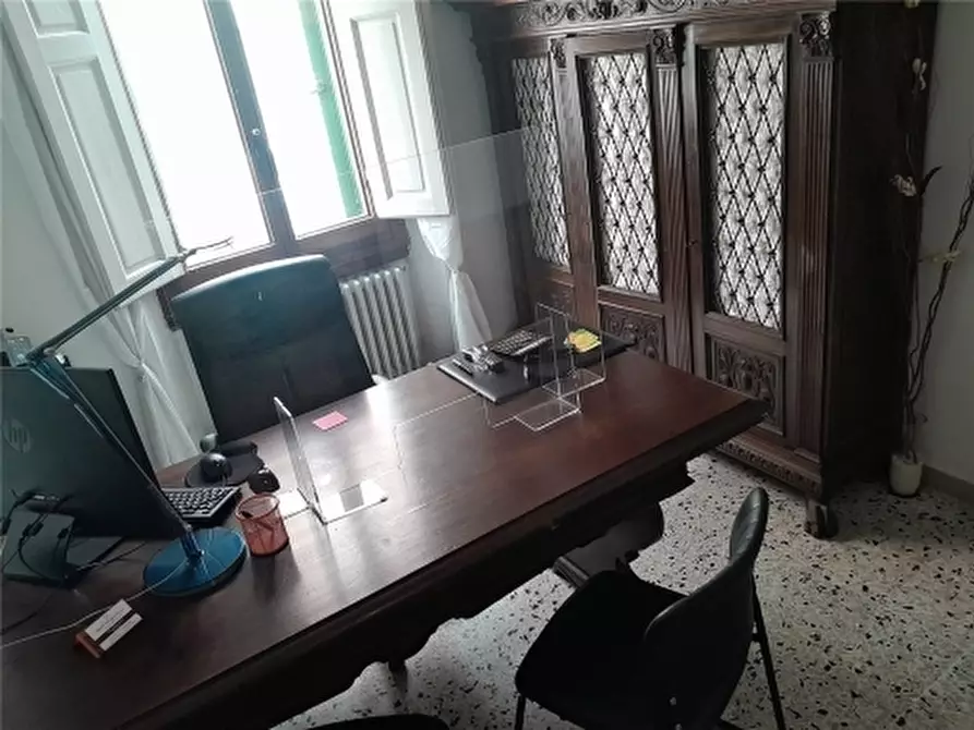 Immagine 11 di Negozio in affitto  a Firenze