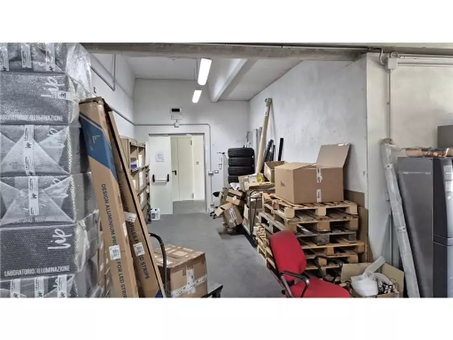 Immagine 26 di Magazzino in affitto  a Pontassieve