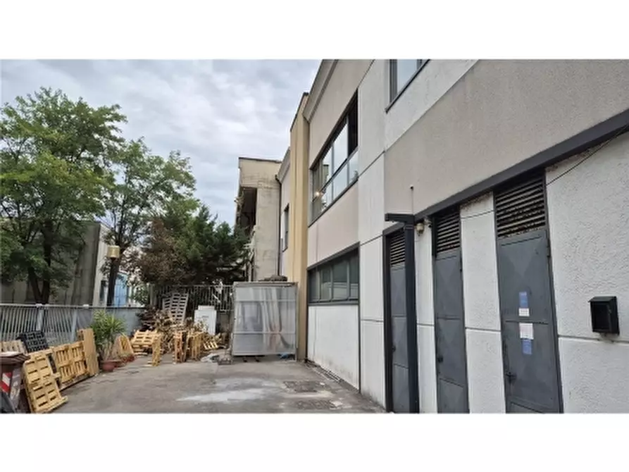 Immagine 27 di Magazzino in affitto  a Pontassieve