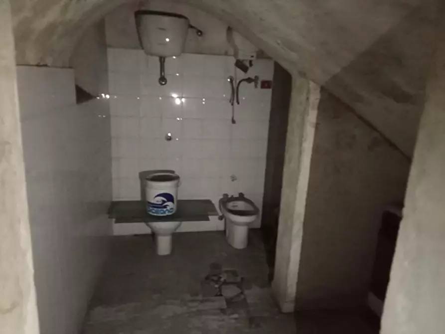 Immagine 6 di Locale commerciale in vendita  in Corso Umberto I 1 a Sarno