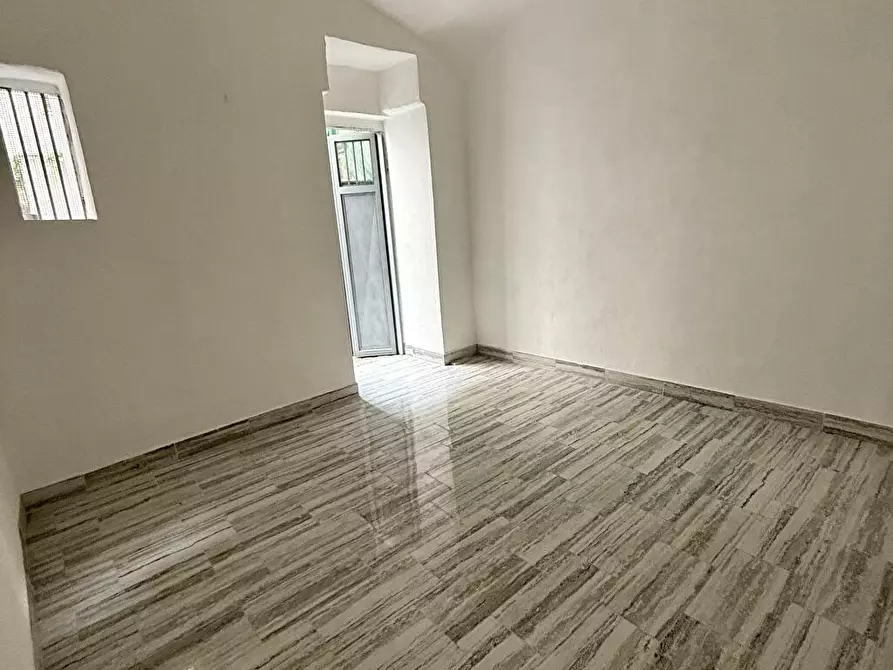 Immagine 1 di Deposito in affitto  in Via Vergini 25 a Napoli