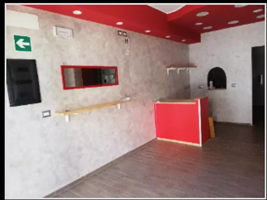 Immagine 2 di Locale commerciale in affitto  in Via Rocco Larussa  53 a Villa San Giovanni