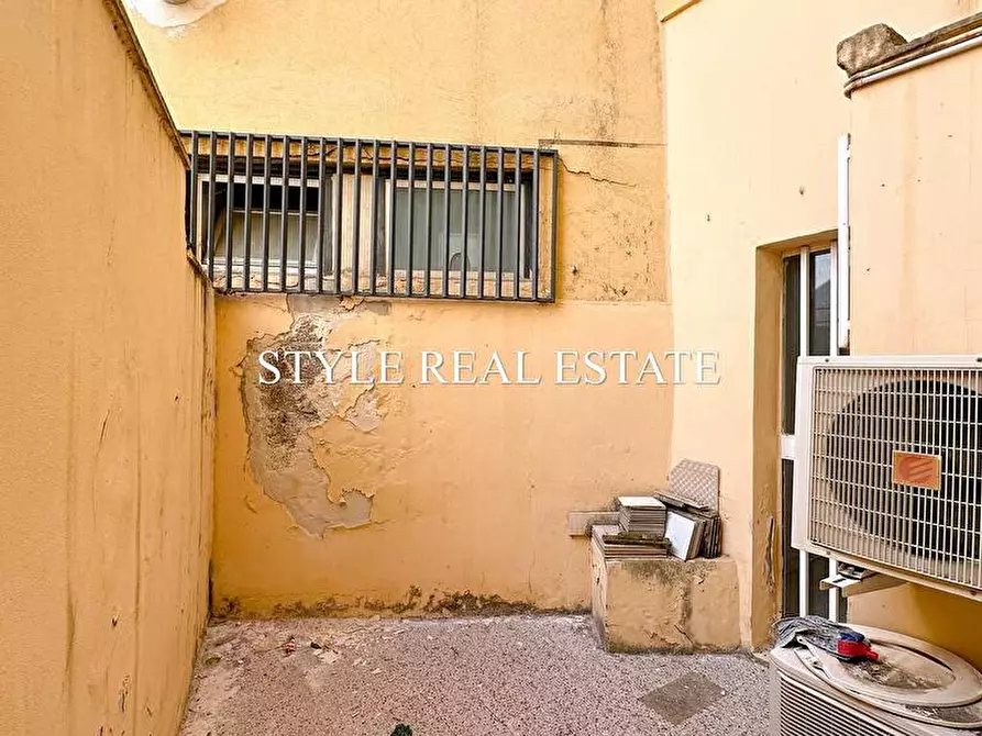 Immagine 34 di Locale commerciale in vendita  in Via Antioco 8/10/12 a Siracusa