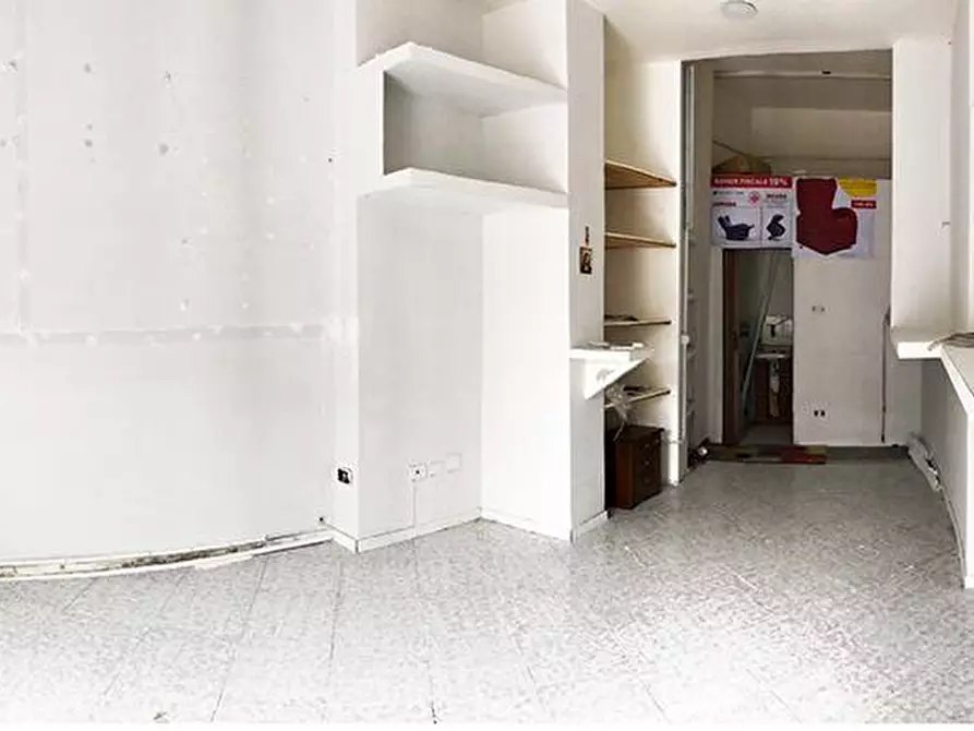 Immagine 5 di Locale commerciale in affitto  in Corso Nicola Terracciano 10 a Pozzuoli