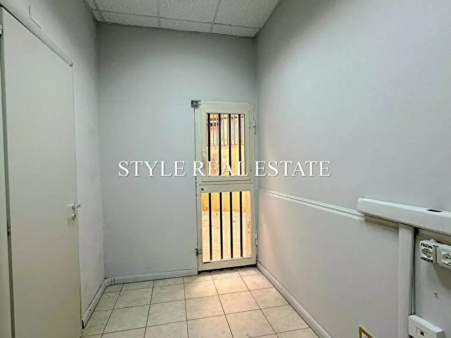 Immagine 31 di Locale commerciale in vendita  in Via Antioco 8/10/12 a Siracusa