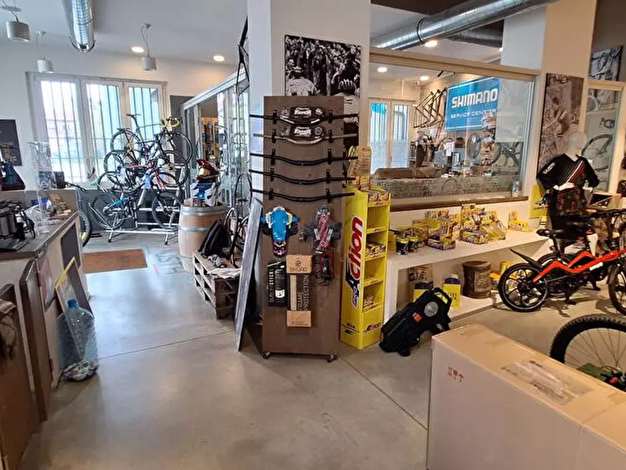 Immagine 11 di Locale commerciale in vendita  in via arò 66 a Asti