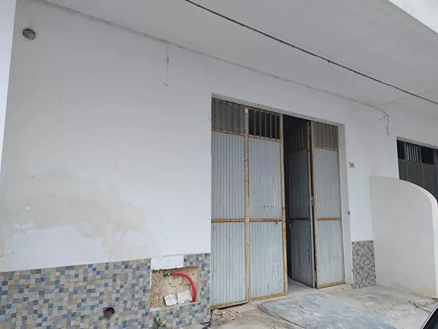 Immagine 1 di Locale commerciale in vendita  in Via Gioberti 35 a Leverano