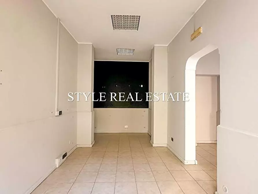 Immagine 8 di Locale commerciale in vendita  in Via Antioco 8/10/12 a Siracusa