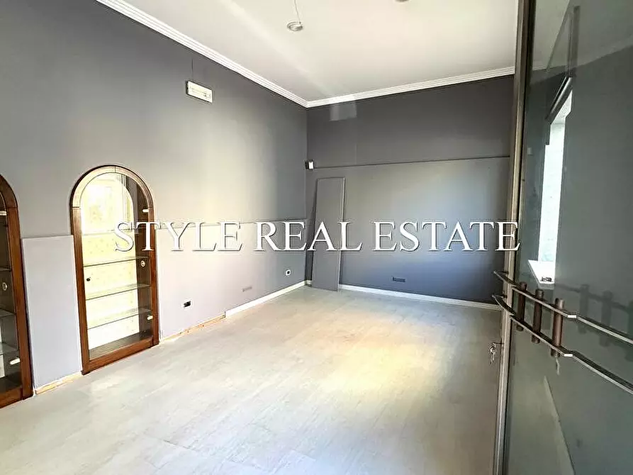 Immagine 11 di Locale commerciale in vendita  in Via Ierone l'Etneo 86 a Siracusa