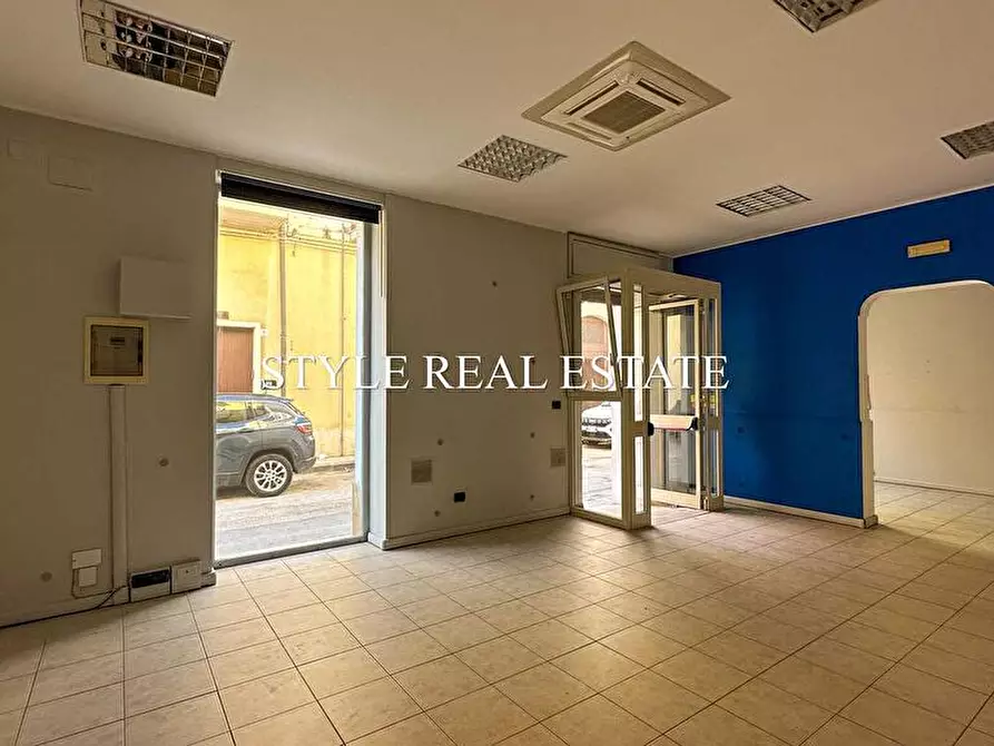 Immagine 11 di Locale commerciale in vendita  in Via Antioco 8/10/12 a Siracusa