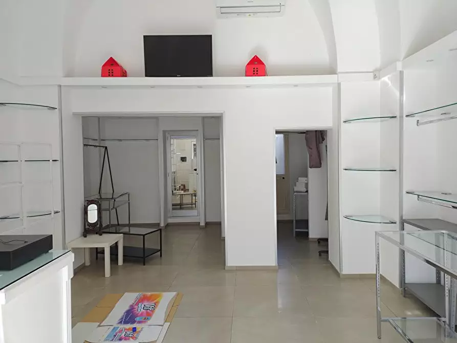 Immagine 3 di Locale commerciale in vendita  in Via Provinciale  124 a Guagnano