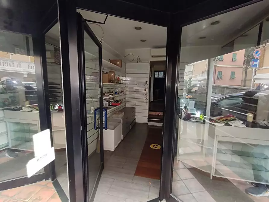 Immagine 1 di Negozio in affitto  in via Pisa 12r a Genova