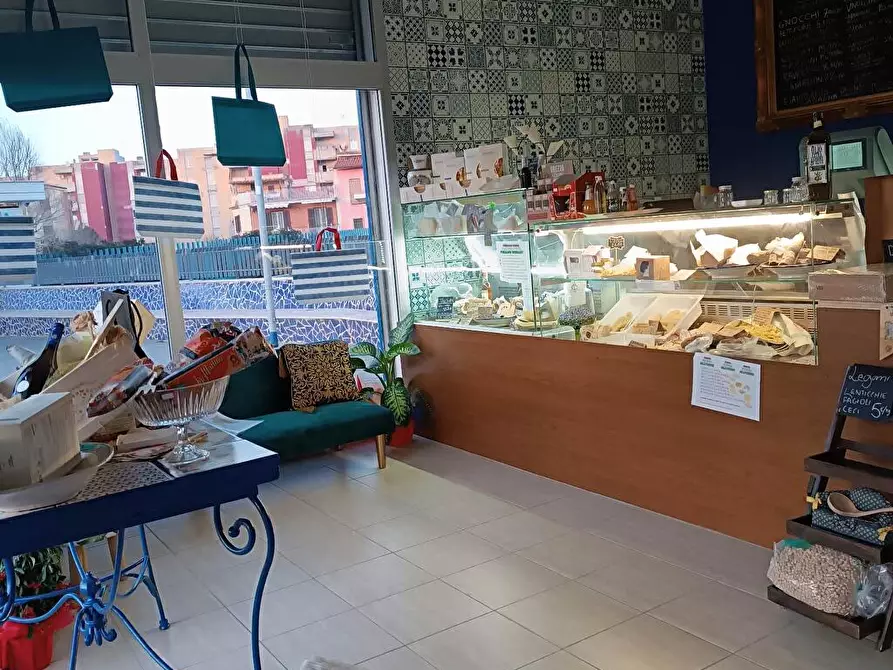 Immagine 3 di Negozio in vendita  in Via Dameta 20 a Roma