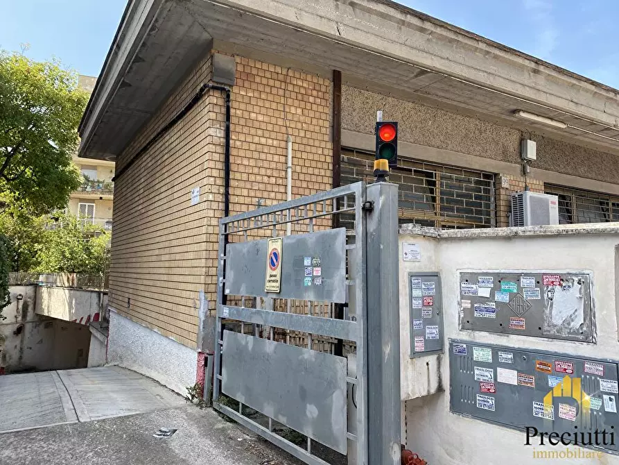 Immagine 1 di Box auto in vendita  in VIA ANTONIO SOGLIANO 97 a Roma