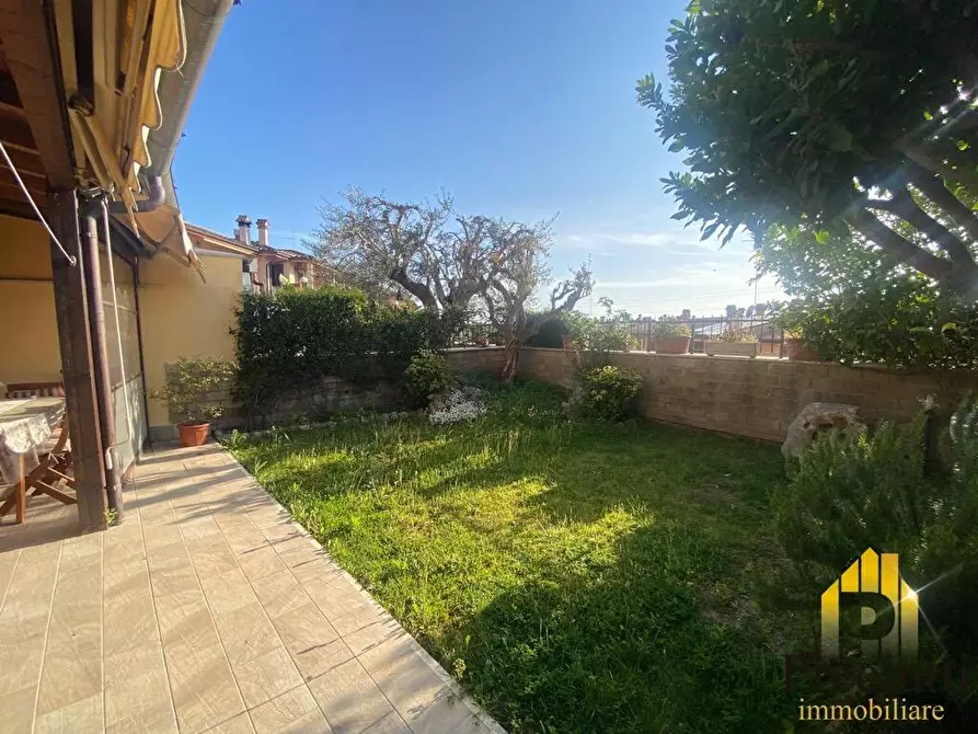 Immagine 2 di Villa in vendita  in VIA PIETRO UBALDO ANGELETTI 58 a Roma