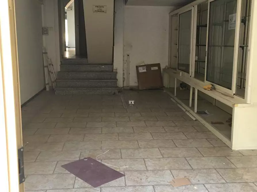Immagine 8 di Locale commerciale in affitto  in VIALE DEL LAVORO  78 a Castrovillari