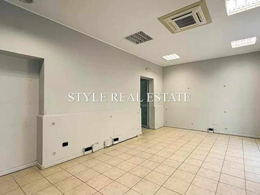 Immagine 26 di Locale commerciale in vendita  in Via Antioco 8/10/12 a Siracusa