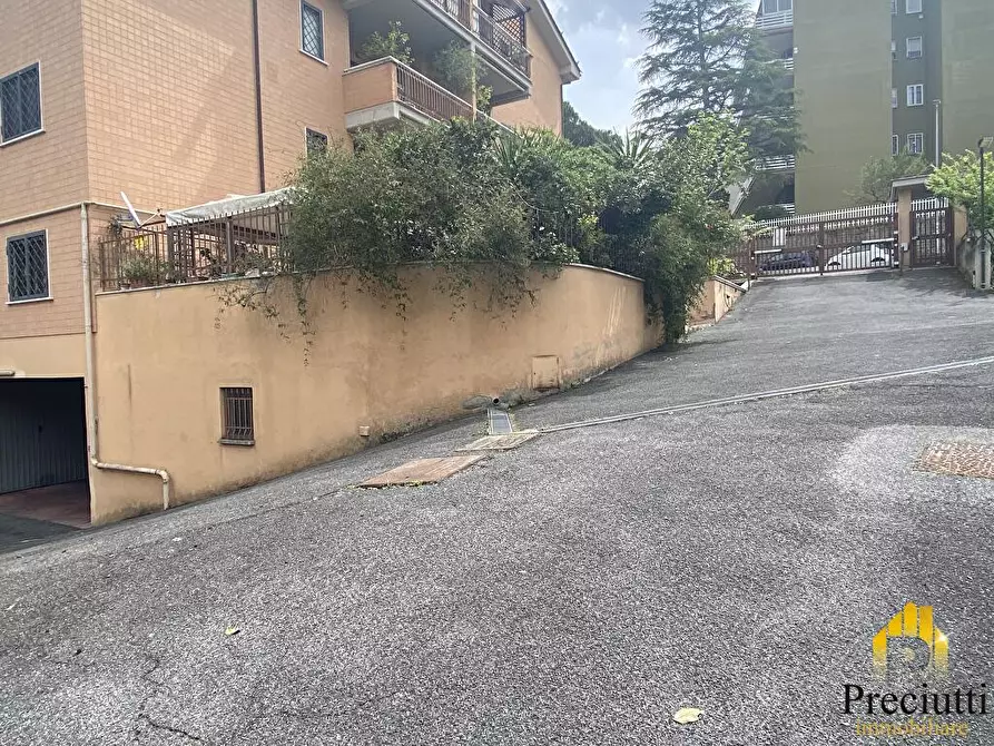Immagine 1 di Box auto in vendita  in VIA DEL FONTANILE ARENATO 308 a Roma