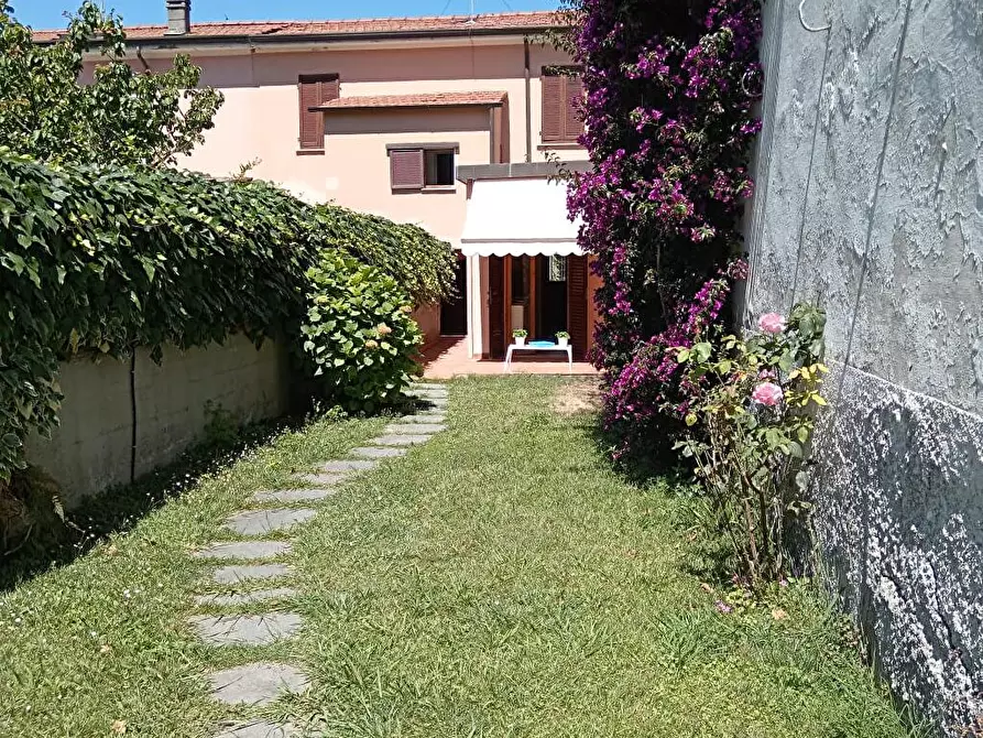 Immagine 1 di Casa indipendente in affitto  a Carrara