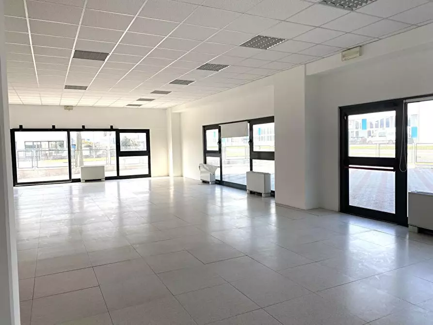 Immagine 2 di Locale commerciale in affitto  in Via Fornace  1 a Castel Guelfo Di Bologna