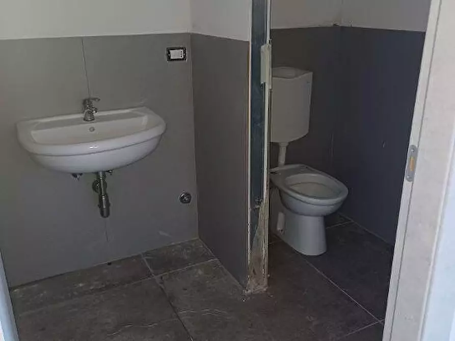 Immagine 8 di Locale commerciale in affitto  in via lucania 1 a Melito Di Napoli