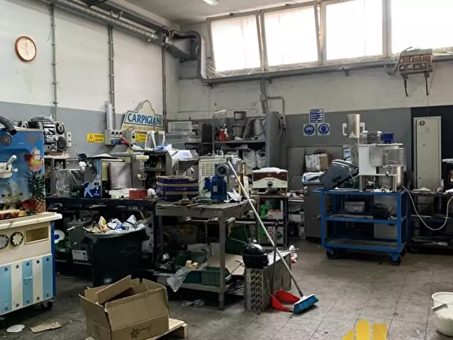 Immagine 8 di Negozio in affitto  in VIA ANTONIO SOGLIANO 74 a Roma