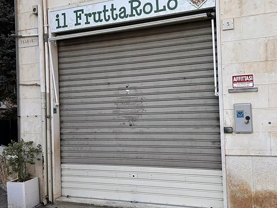 Immagine 1 di Negozio in affitto  in Via Galileo Ferraris  5 a Fasano