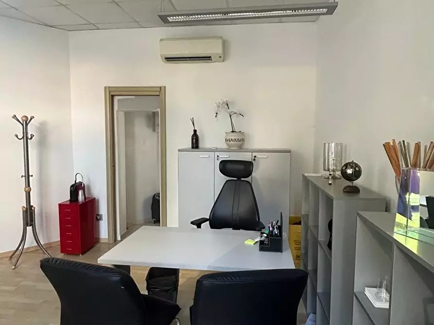 Immagine 1 di Attività commerciale in affitto  a Parma