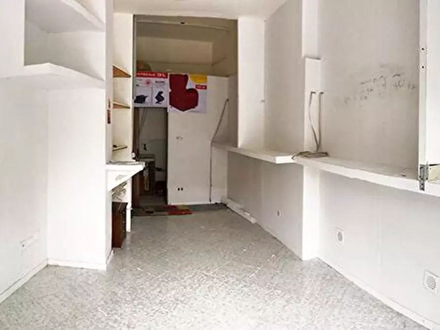 Immagine 9 di Locale commerciale in affitto  in Corso Nicola Terracciano 10 a Pozzuoli