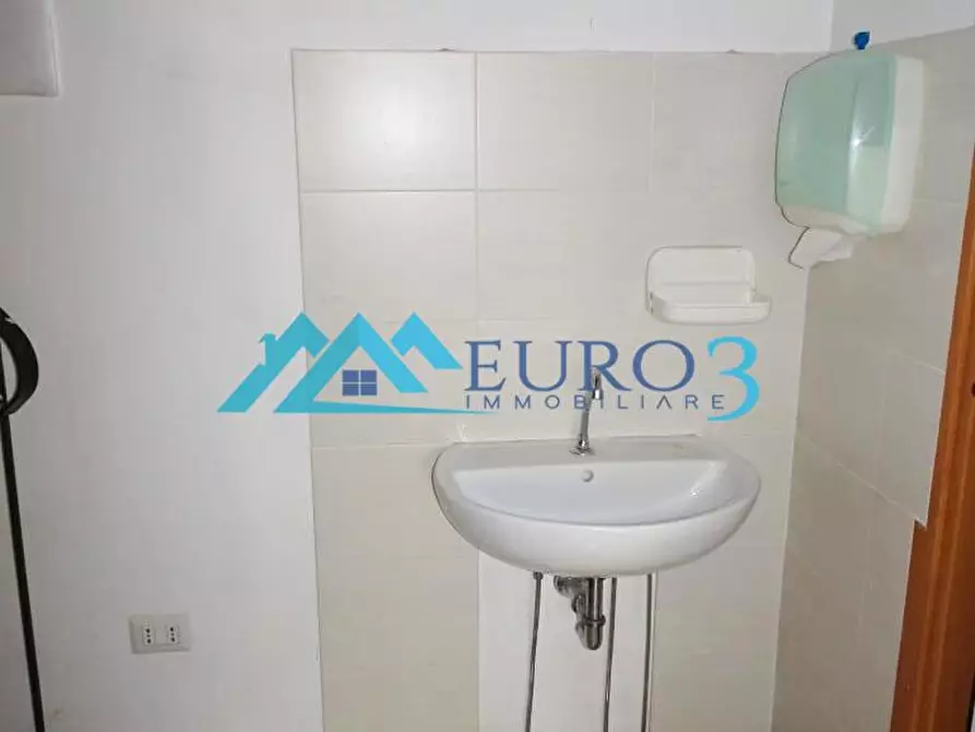 Immagine 7 di Locale commerciale in affitto  in VIA B. CROCE 1 a Ascoli Piceno