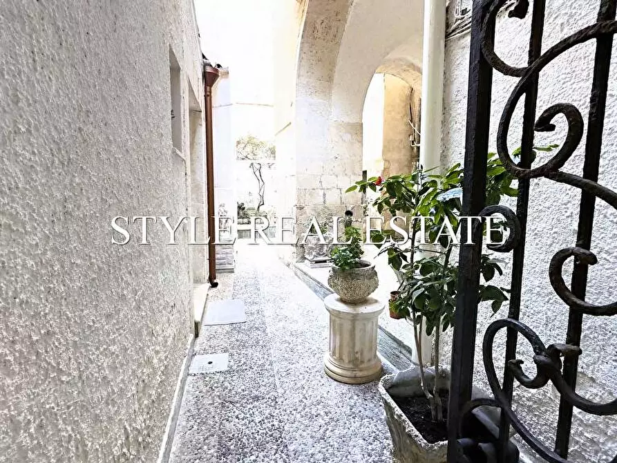 Immagine 6 di Palazzo in vendita  in Via Pietro - a Siracusa
