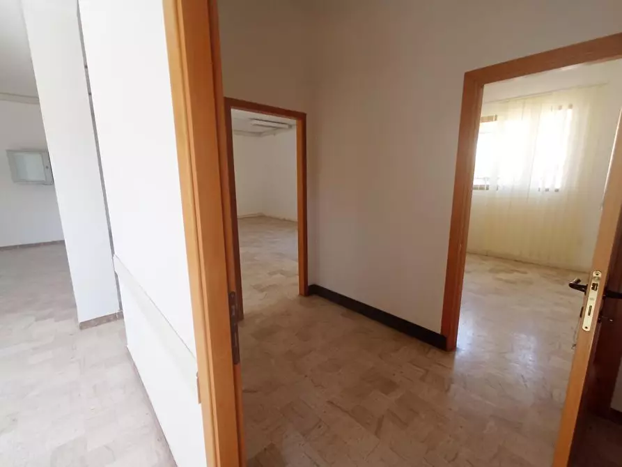 Immagine 12 di Locale commerciale in vendita  in Via bruno 5 a Sassari