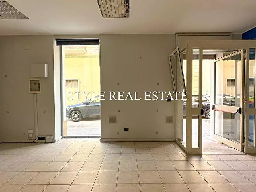 Immagine 10 di Locale commerciale in vendita  in Via Antioco 8/10/12 a Siracusa