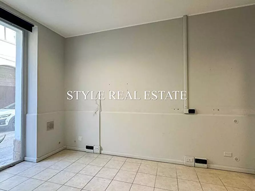 Immagine 27 di Locale commerciale in vendita  in Via Antioco 8/10/12 a Siracusa