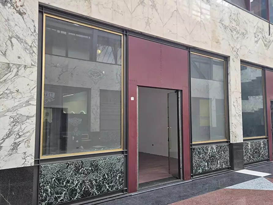 Immagine 9 di Locale commerciale in vendita  in Via Matteotti 1 a Nocera Inferiore