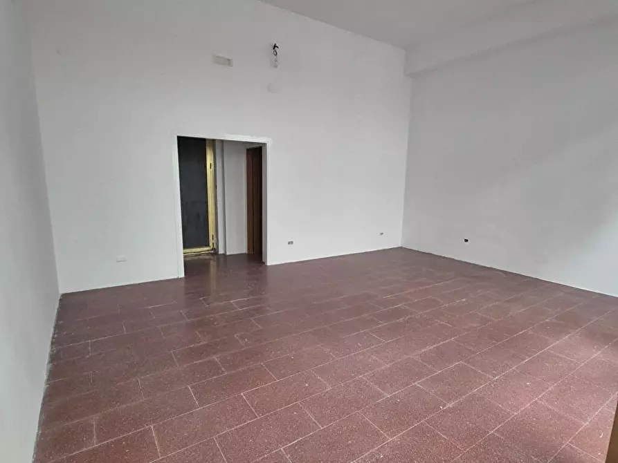Immagine 3 di Locale commerciale in vendita  in Via Matteotti 1 a Nocera Inferiore