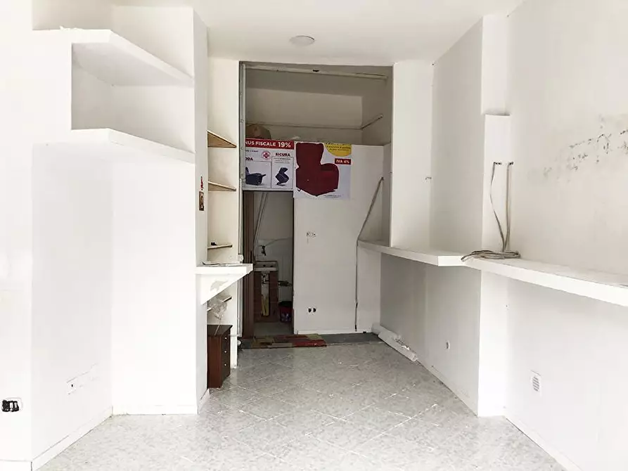 Immagine 7 di Locale commerciale in affitto  in Corso Nicola Terracciano 10 a Pozzuoli