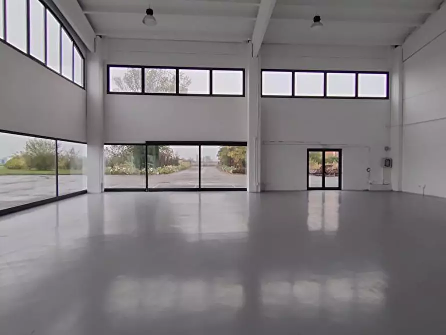 Immagine 5 di Capannone industriale in affitto  a Parma