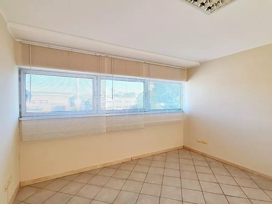 Immagine 2 di Ufficio in affitto  a Capannori