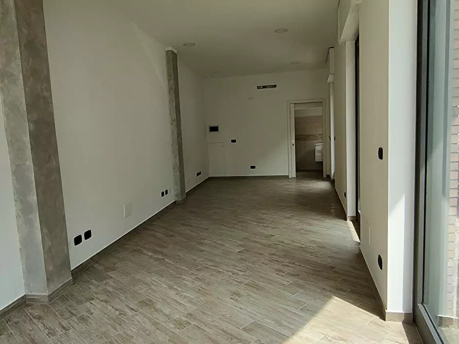 Immagine 4 di Attività commerciale in affitto  in Viale Valganna 1 a Varese