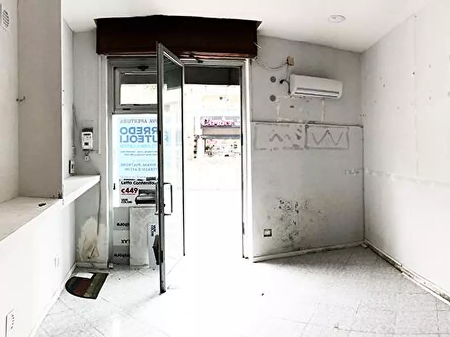 Immagine 8 di Locale commerciale in affitto  in Corso Nicola Terracciano 10 a Pozzuoli