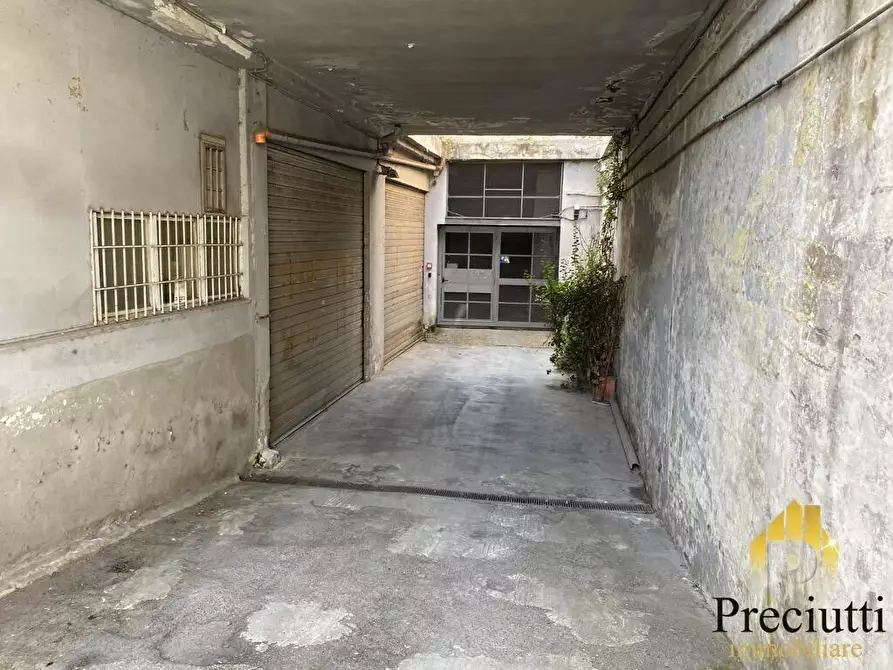 Immagine 15 di Locale commerciale in vendita  in VIA DI BRAVETTA 112 a Roma