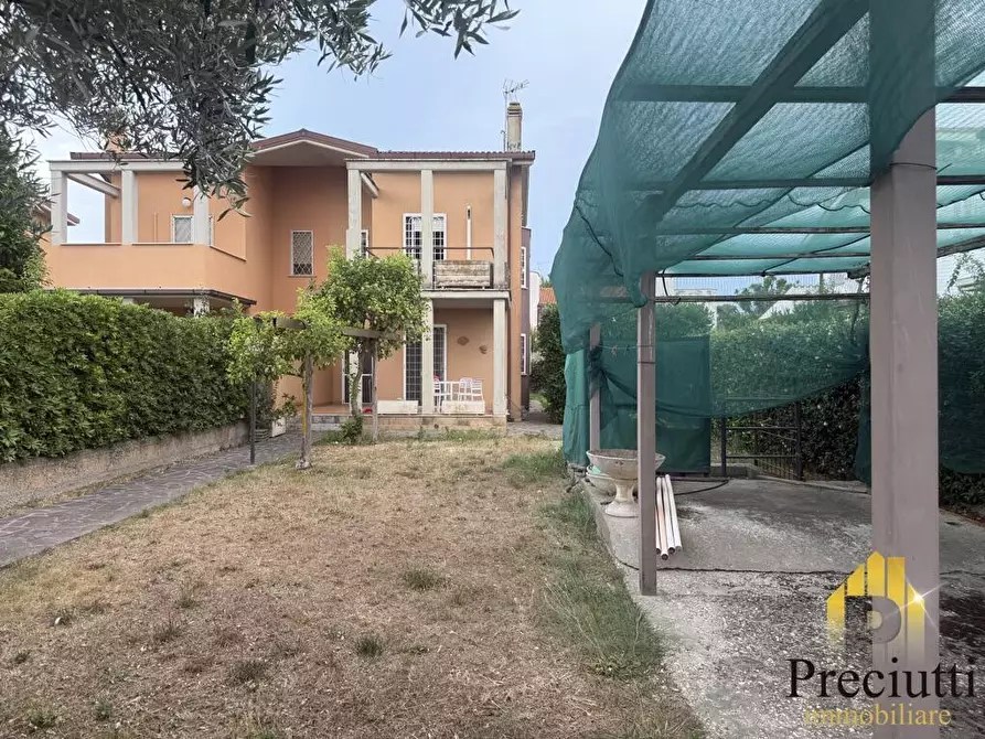 Immagine 3 di Villa in vendita  in VIA DELLA PINETA DI FREGENE 1 a Fiumicino