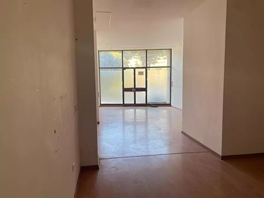 Immagine 4 di Negozio in affitto  in Via Nuova Panoramica  1020 a Messina